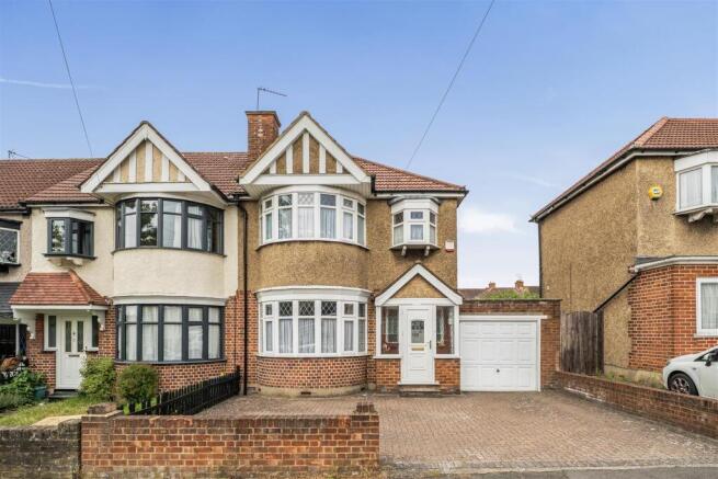 3 bed property, in Victoria Road, £625,000