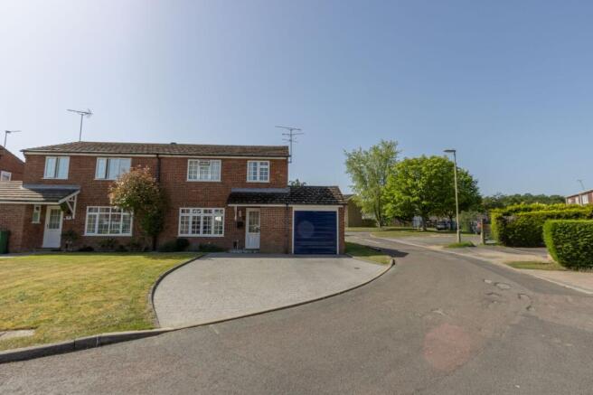 3 bed property, in Paddock Court, £495,000