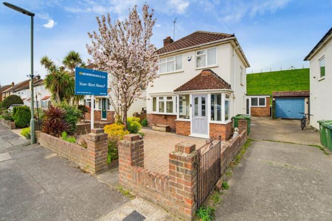3 bed property, in Walnut Tree Road, £525,000