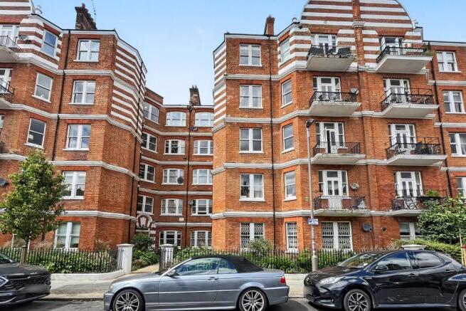2 bed property, in Lurline Gardens, £395,000