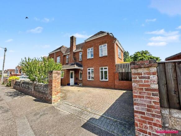 3 bed property, in 12 Broadway, £300,000
