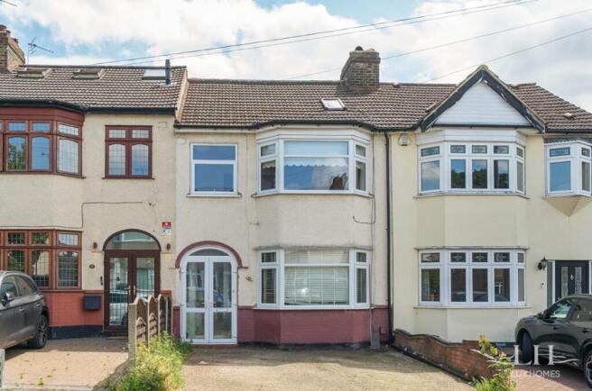 4 bed property, in Mendip Road, £500,000