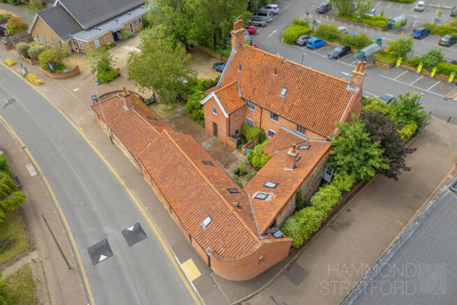 2 bed property, in Church Lane, £300,000