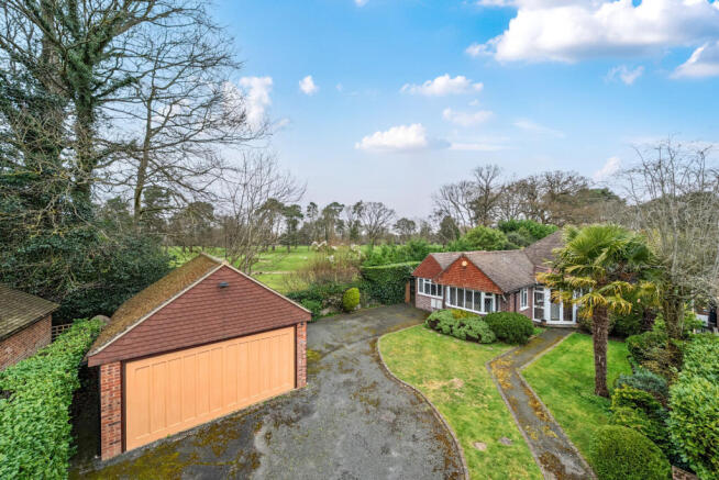 3 bed property, in Golf Close, £850,000