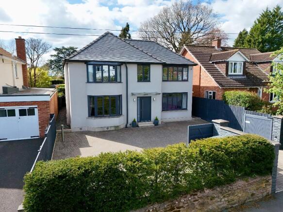 4 bed property, in Vineyard Road, £695,000