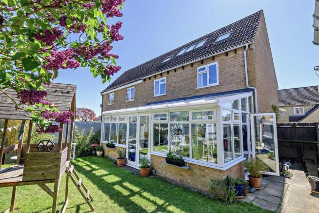 5 bed property, in Roberts Close, £550,000