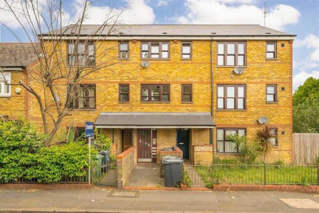 1 bed property, in Myatt Road, £325,000