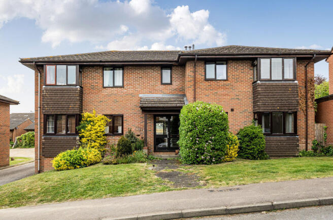 2 bed property, in Woodbury Road, £220,000