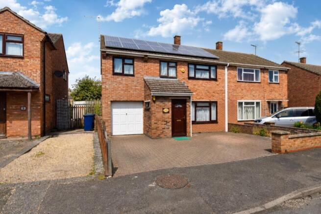 5 bed property, in Oslars Way, £575,000