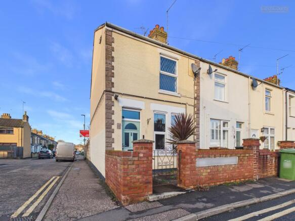 2 bed property, in St Margarets Place, £180,000