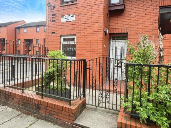 1 bed property, in Martlesham Walk, £150,000