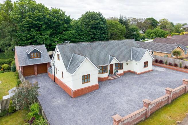 4 bed property, in Holmwood Avenue, £795,000