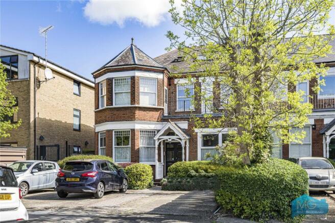 2 bed property, in Etchingham Park Road, £550,000