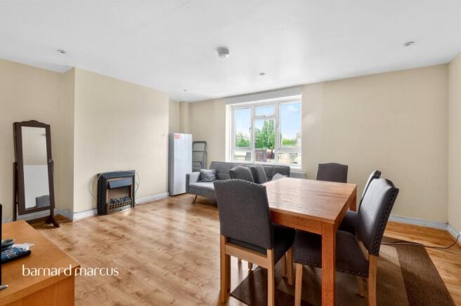 3 bed property, in Hazelhurst Road, £425,000