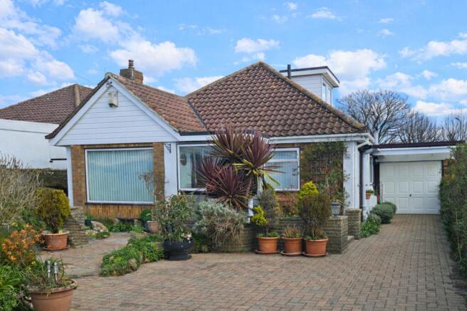 3 bed property, in Downsway, £440,000