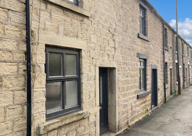2 bed property, in Woolley Bridge, £175,000