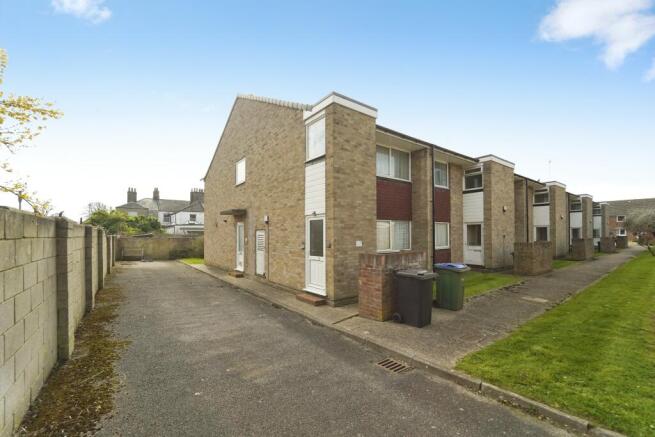 1 bed property, in York Gardens York Road, £100,000
