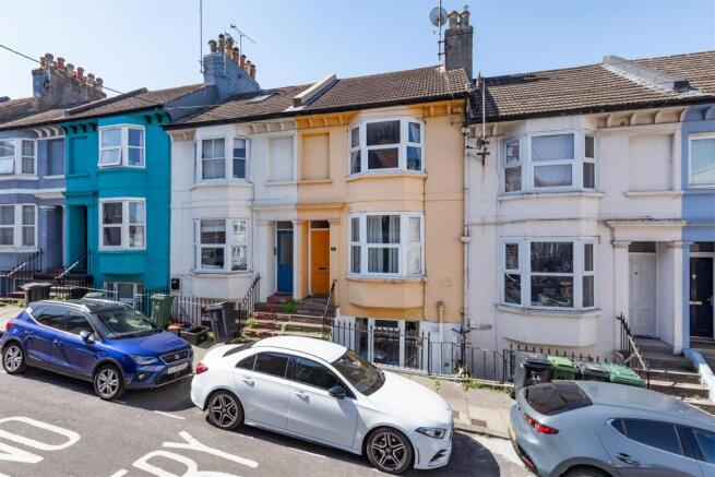 1 bed property, in St. Leonards Road, £130,000
