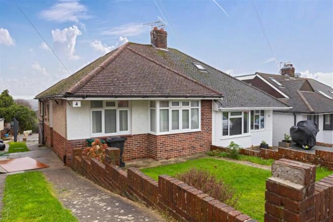 2 bed property, in Westfield Close, £375,000