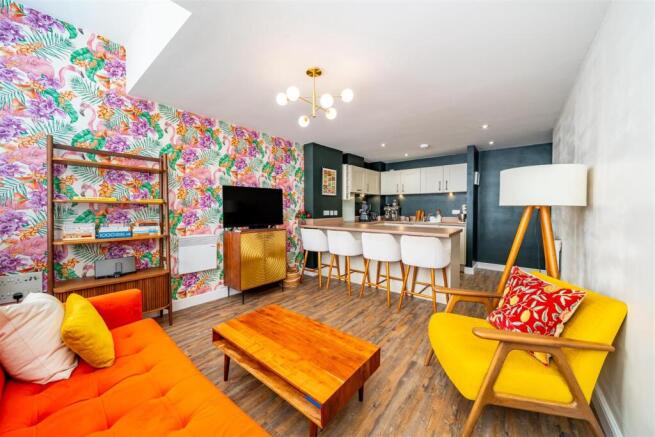2 bed property, in Drapers Bridge, £180,000