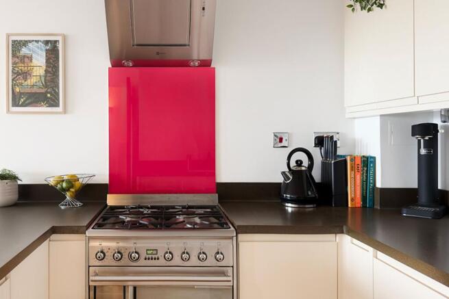 1 bed property, in Sumner Road, £300,000