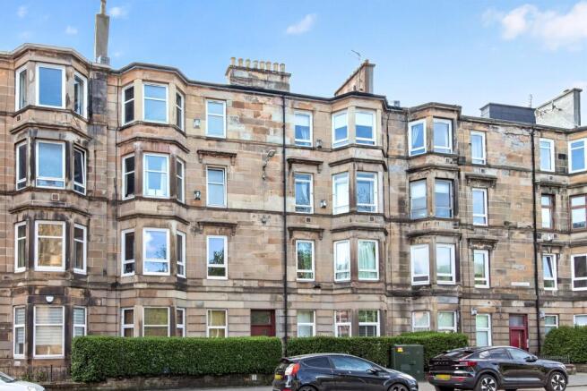 2 bed property, in Alexandra Parade, £165,000