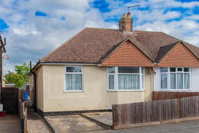 2 bed property, in Edward Road, £210,000
