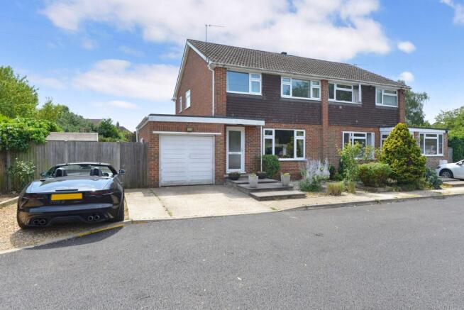 3 bed property, in Pound Place Close, £625,000