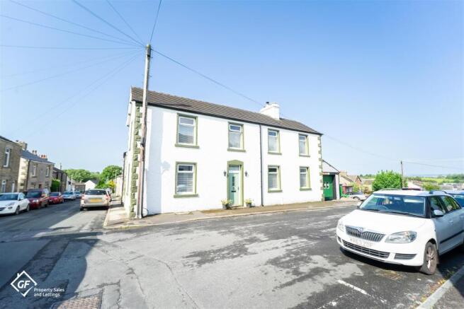 3 bed property, in Hawk Street, £270,000