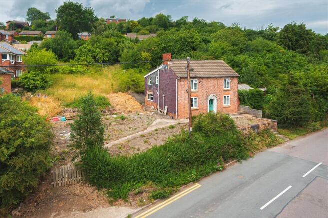 5 bed property, in Canal Road, £325,000