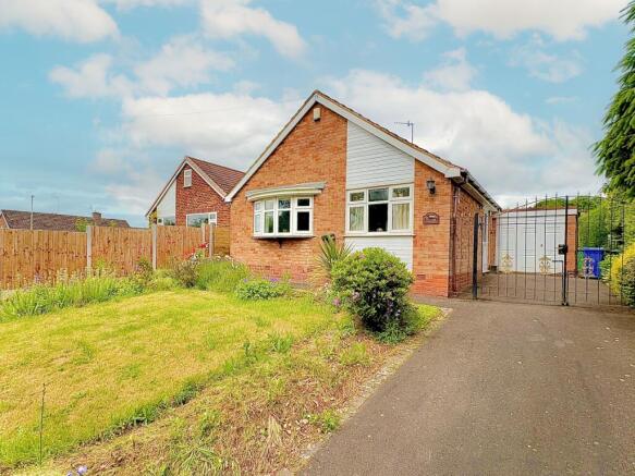 2 bed property, in Cotwall End Road, £325,000