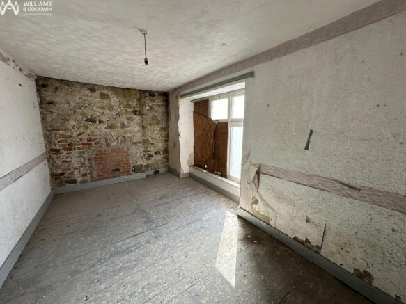 4 bed property, in Church Street, £100,000