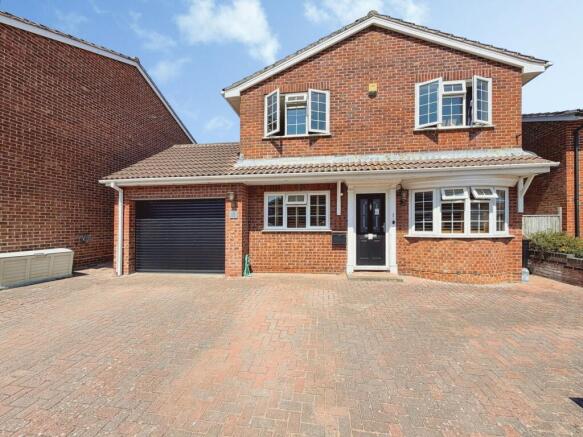 4 bed property, in Hursley Drive, £525,000