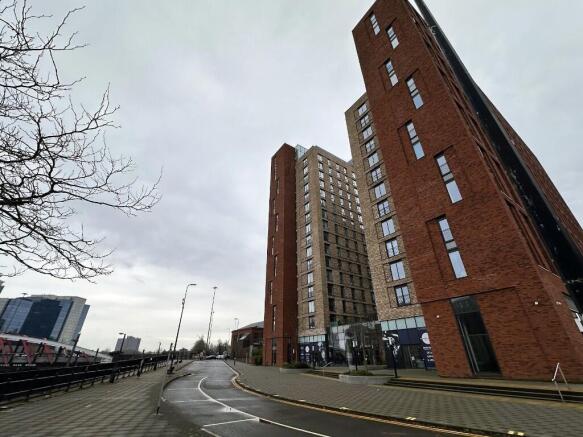 2 bed property, in Wharf End, £250,000