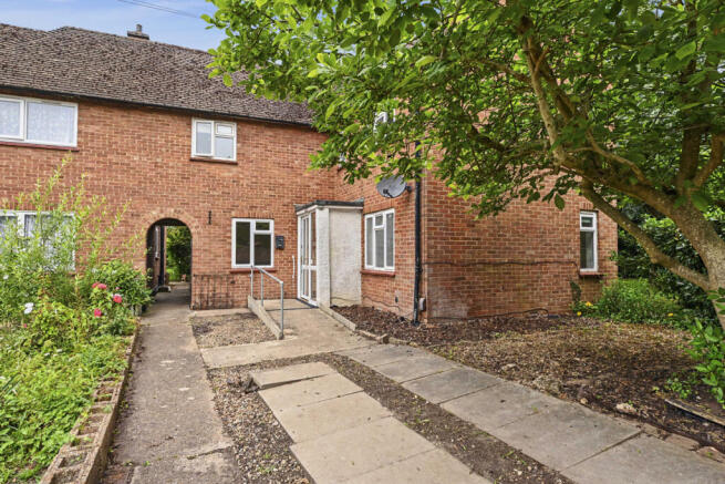 2 bed property, in Blackhorse Close, £300,000