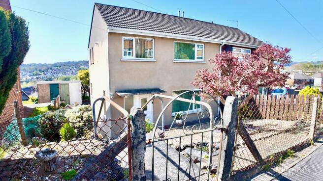 3 bed property, in Orchard Lane, £149,950