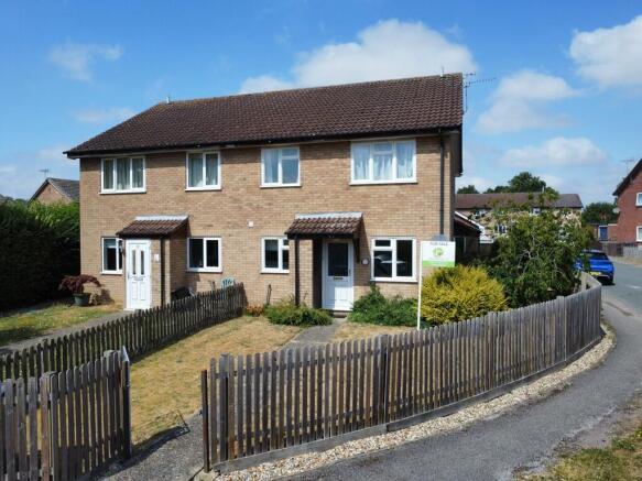 2 bed property, in Eastern Way, £180,000