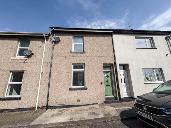 2 bed property, in Dale Street, £55,000