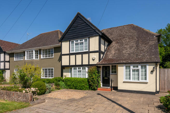 4 bed property, in The Close, £625,000