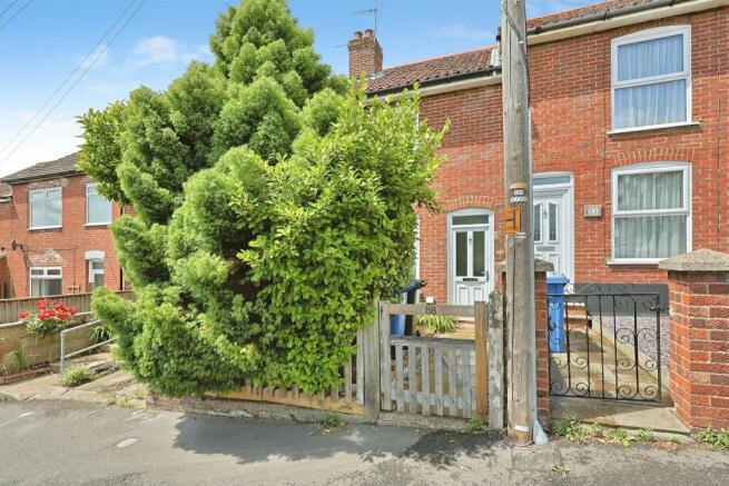 3 bed property, in Junction Road, £170,000