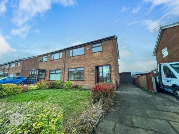 3 bed property, in Shaftesbury Drive, £220,000