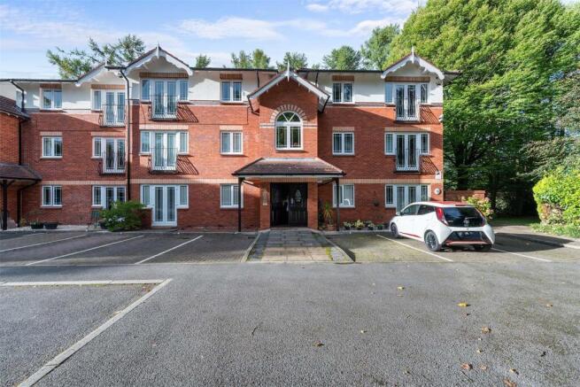 2 bed property, in Kendal Road, £150,000