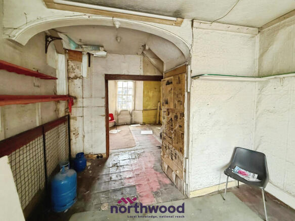 6 bed property, in New Bridge Street, £180,000