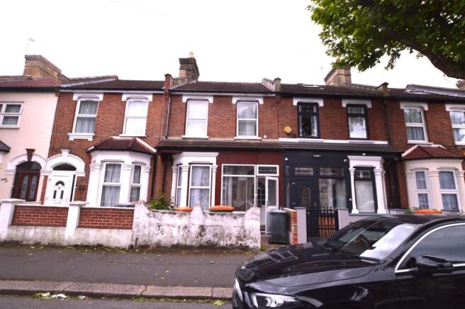 3 bed property, in Caledon Road, £425,000