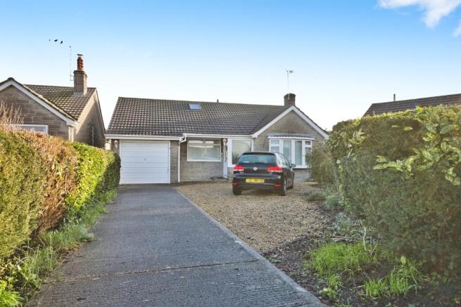 2 bed property, in Leighton Close, £325,000