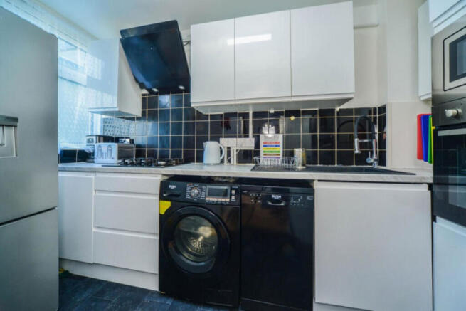 2 bed property, in Dartford Street, £270,000