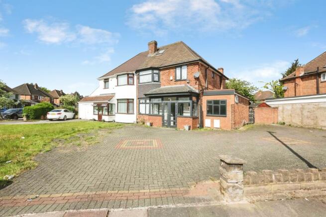 3 bed property, in Collingbourne Avenue, £350,000