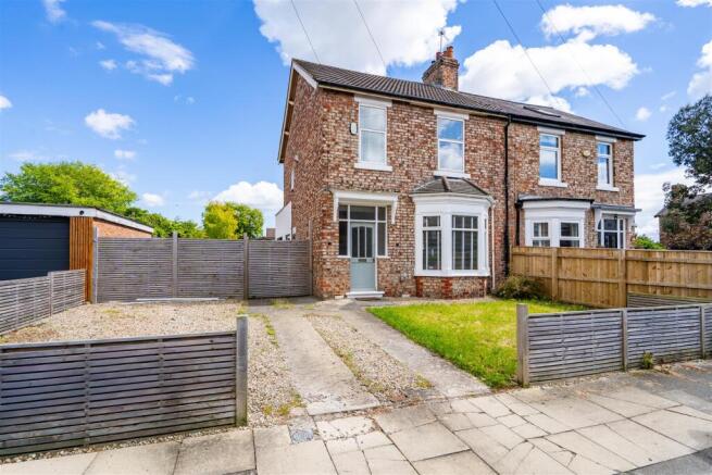 3 bed property, in Stanhope Road, £250,000
