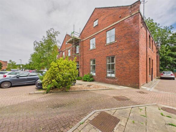 2 bed property, in Camlough Walk, £150,000