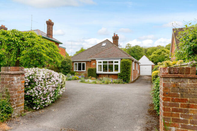 2 bed property, in Marlow Road, £675,000